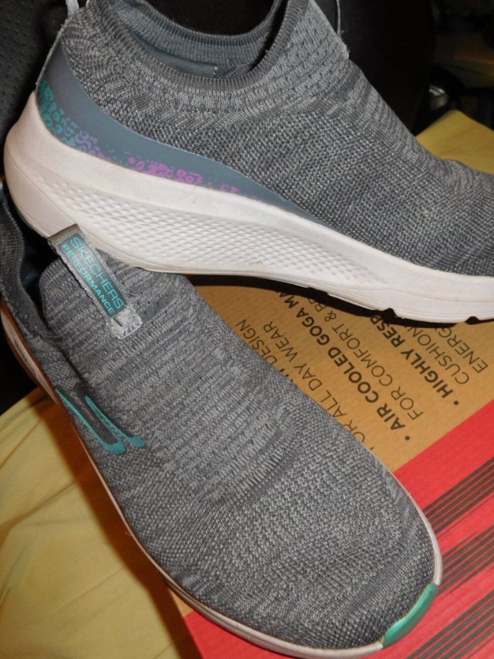 9.5M SKECHERS GO RUN ELEVATE -INDIGO IN GRAY/GREEN WOMENS